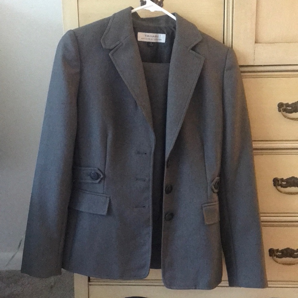 TAHARI Arthur S. Levine grey pant suit size 2